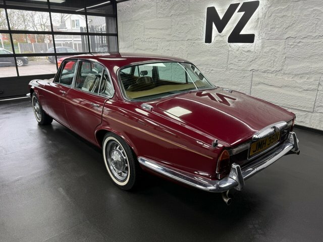 Daimler Double Six Daimler Double Six V12 5.3 JMH351N Red #5