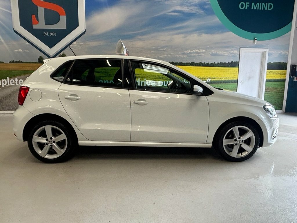 Volkswagen Polo 1L Sel White #4
