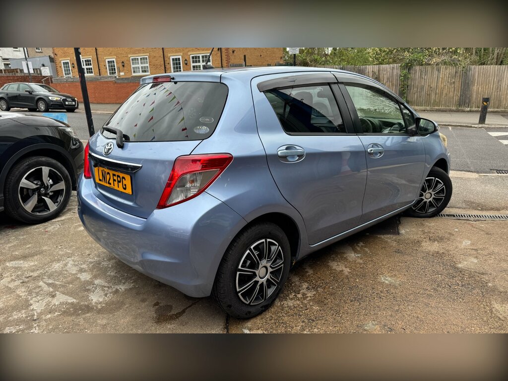 Toyota Vitz Hatchback 1.3 201362 Purple #2