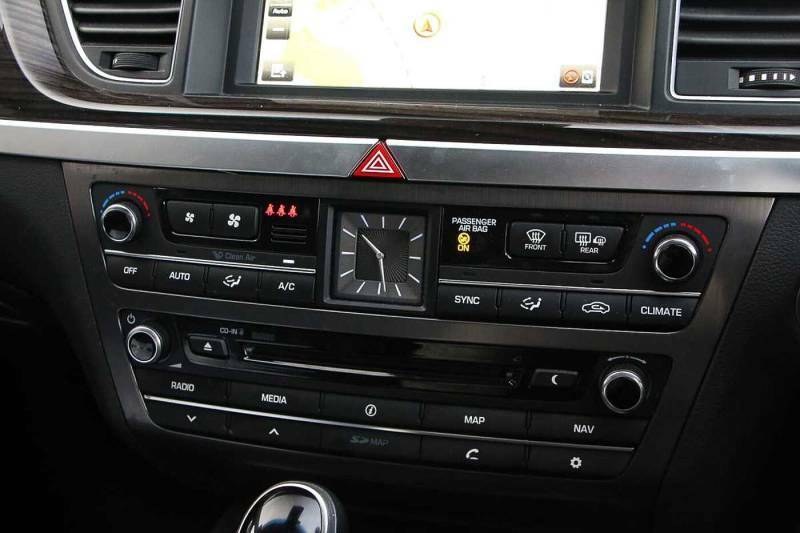 Hyundai Genesis Saloon Silver #13