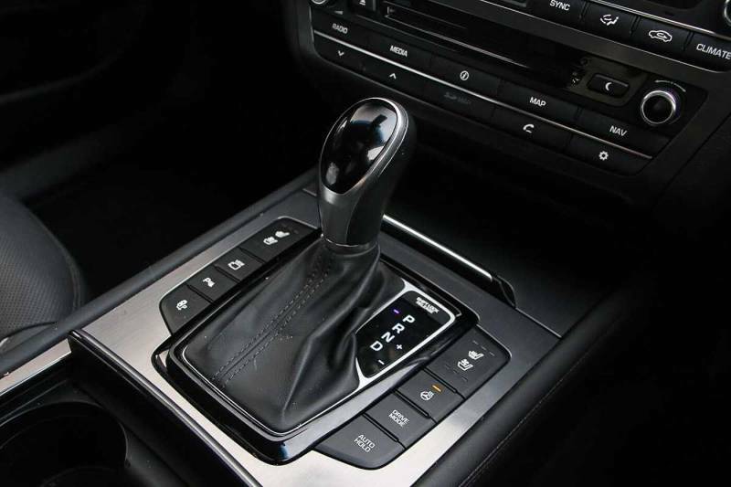 Hyundai Genesis Saloon Silver #9