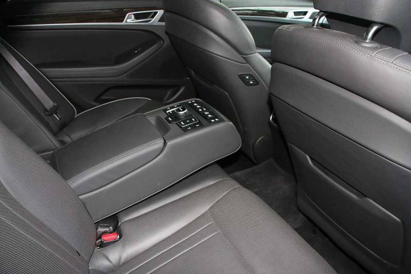 Hyundai Genesis Saloon Silver #7