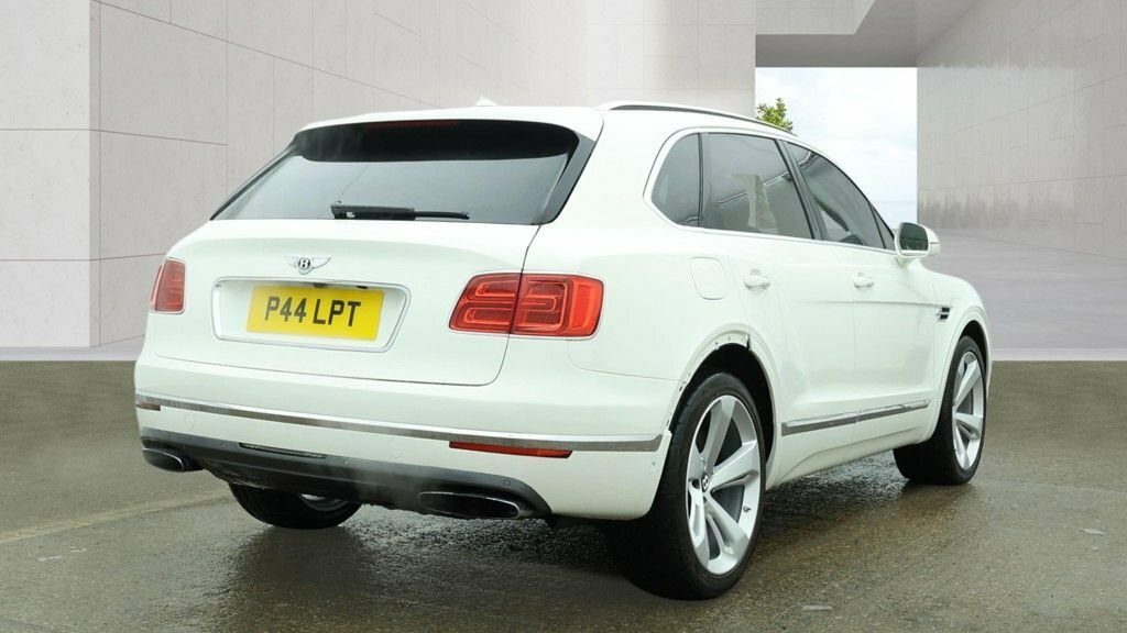 Bentley Bentayga Estate LJ17SXK White #4