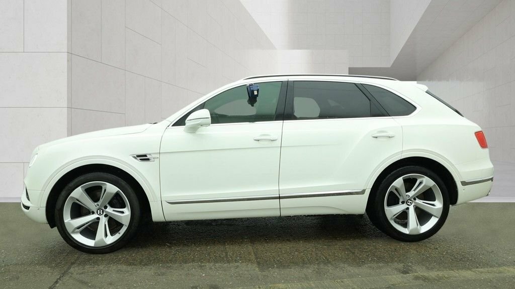 Bentley Bentayga Estate LJ17SXK White #5
