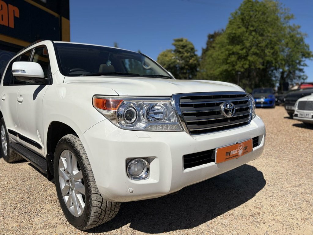 Toyota Land Cruiser V8 Suv White #2
