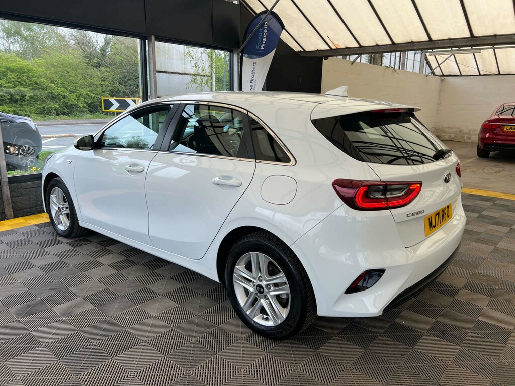 Kia Ceed Hatchback MJ71RFO White #5