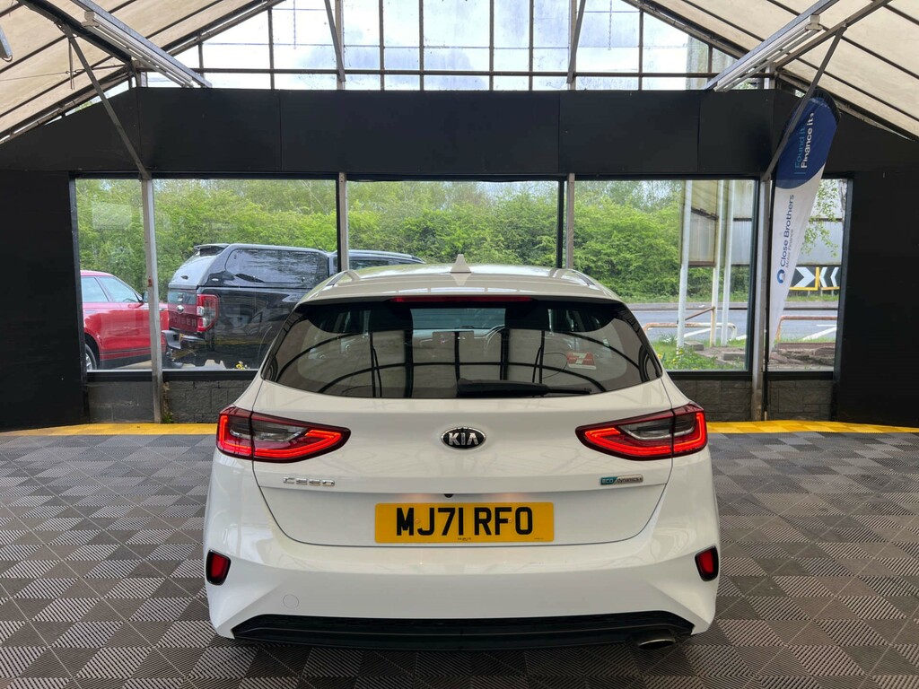Kia Ceed Hatchback MJ71RFO White #6