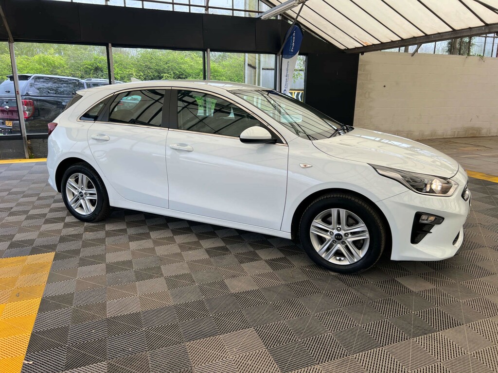 Kia Ceed Hatchback MJ71RFO White #2