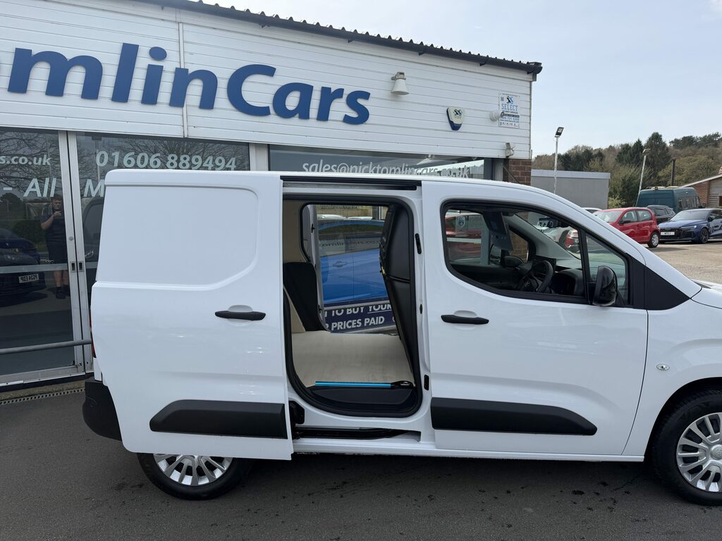 Toyota Proace City Diesel MC25TPO White #4