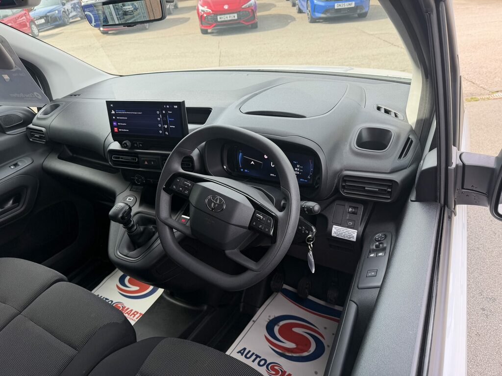 Toyota Proace City Diesel MC25TPO White #6