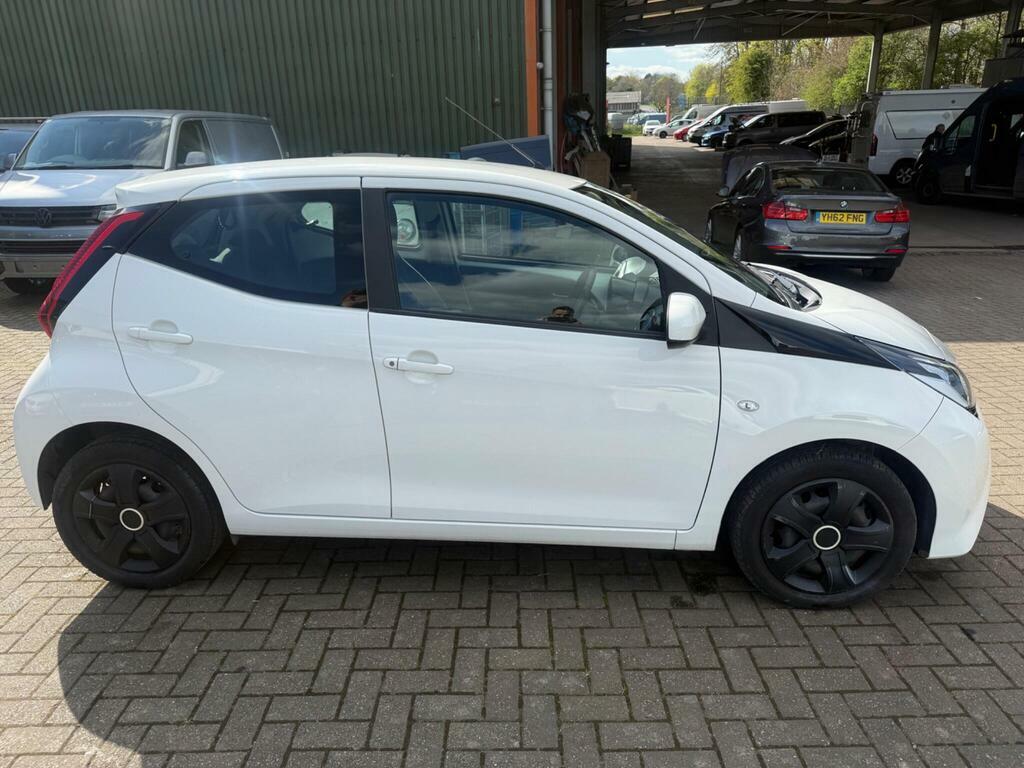 Toyota Aygo 1.0 Vvt-i X-play Euro 6 S S MW21VYO White #4
