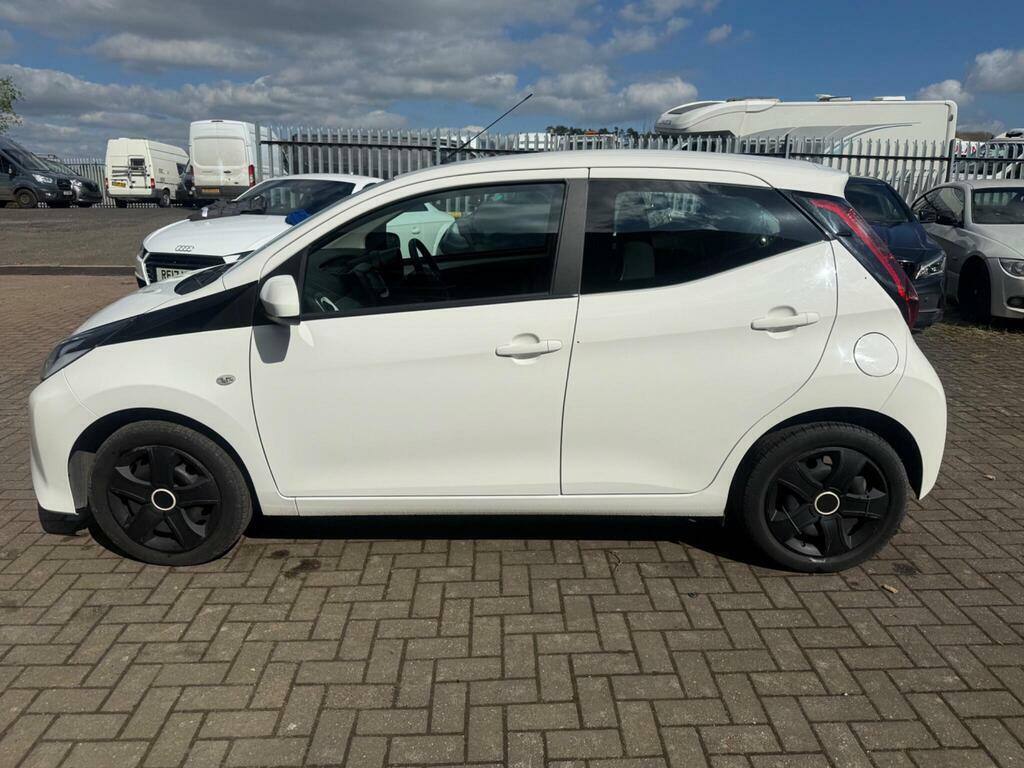 Toyota Aygo 1.0 Vvt-i X-play Euro 6 S S MW21VYO White #2