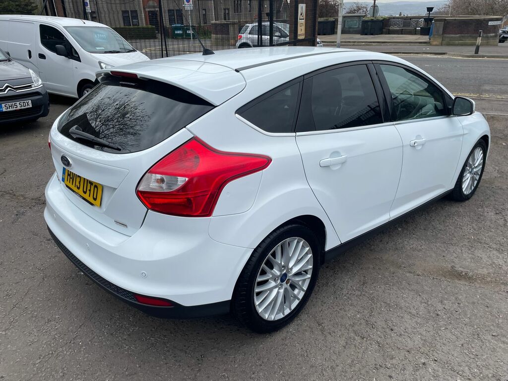 Ford Focus Focus Hatchback HV13UTO White #4