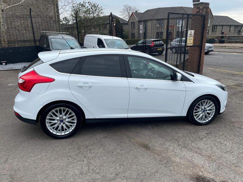 Ford Focus Focus Hatchback HV13UTO White #3