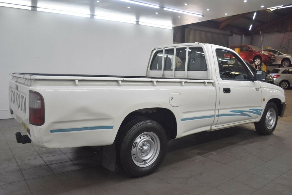Toyota HILUX 2.4D 4X2 White #2