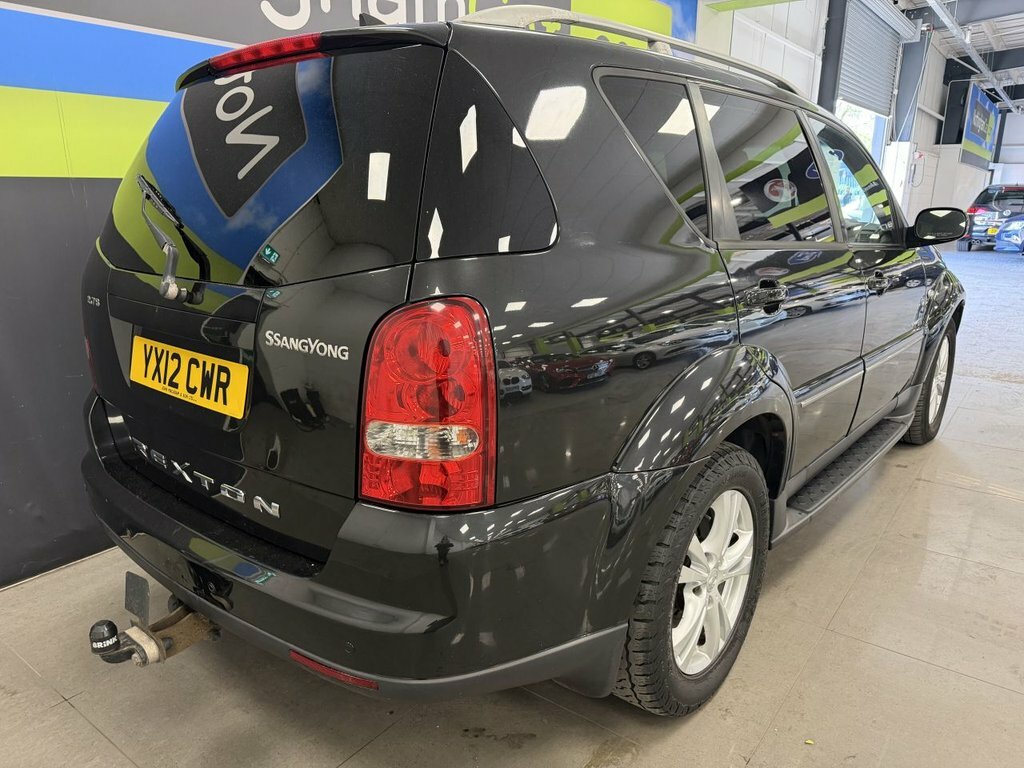 SsangYong Rexton Suv 2.7 D Ex 2012 Black #4