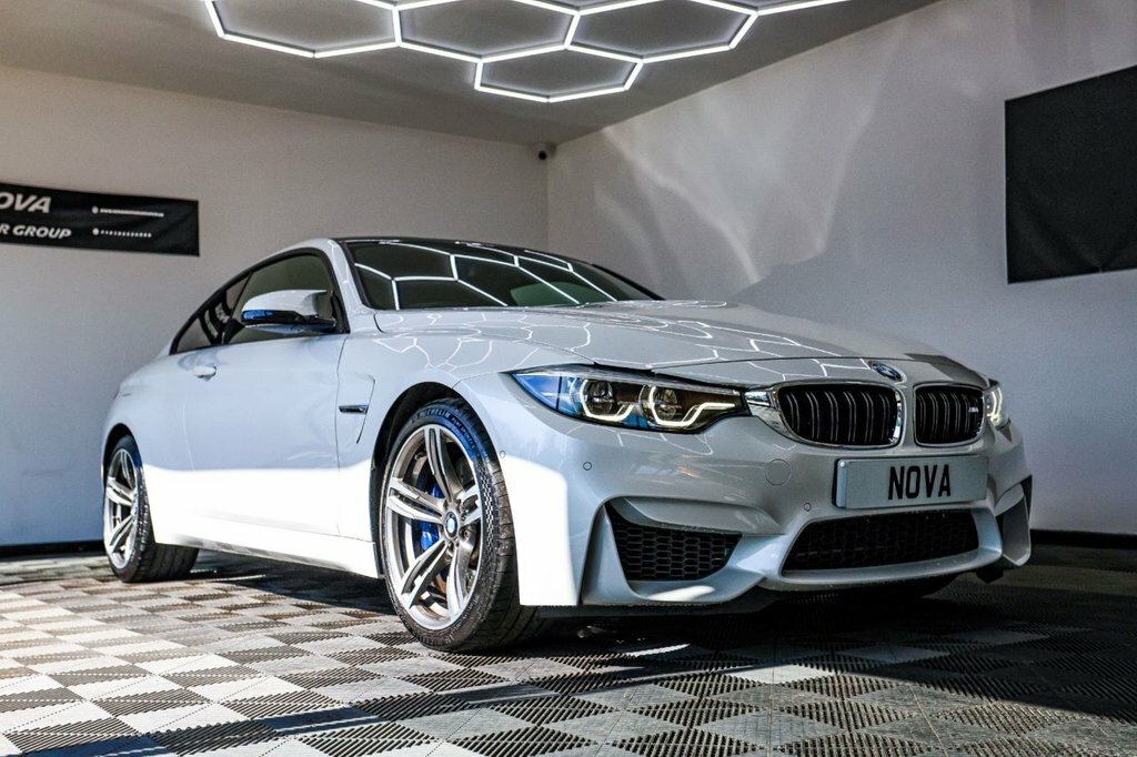 BMW M4 3L Null YR69FNZ White #3