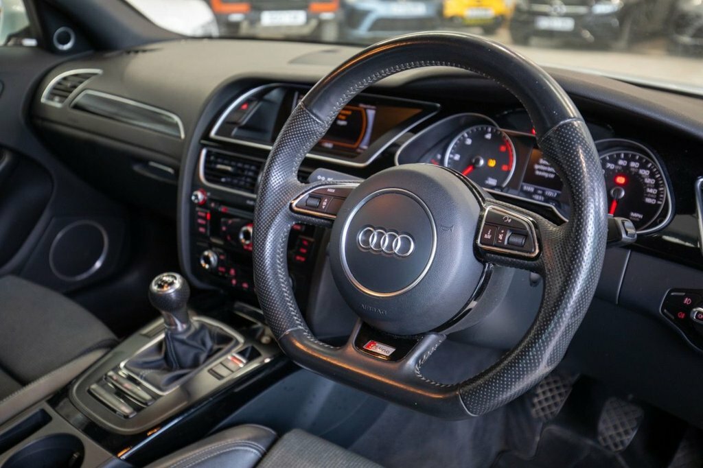 Audi A4 2L Black Edition White