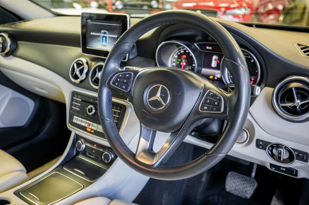 Mercedes-Benz GLA Class 1.6L Se WD17UGU Blue #2