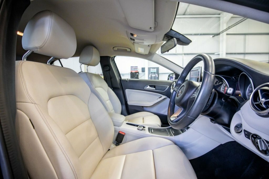 Mercedes-Benz GLA Class 1.6L Se WD17UGU Blue #3
