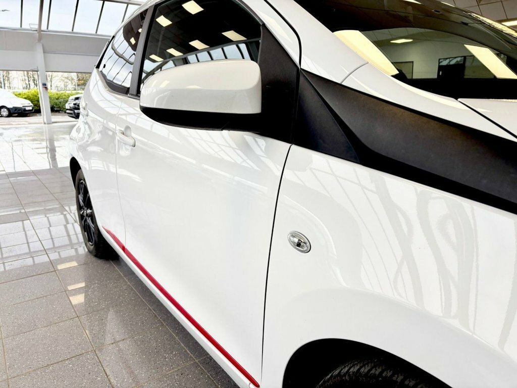 Toyota Aygo 1L X-press NU67MYP White #4