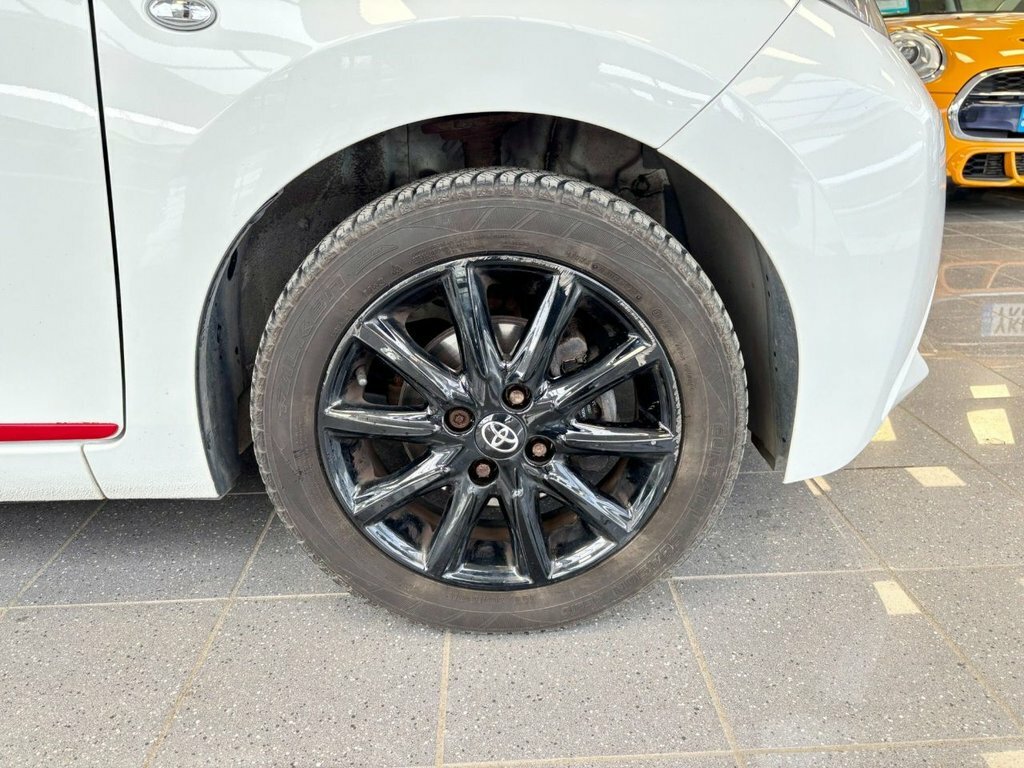 Toyota Aygo 1L X-press NU67MYP White #2
