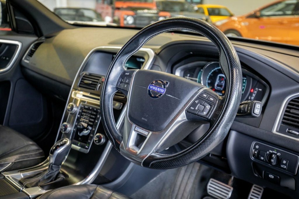 Volvo XC60 2L R-design Lux Nav KN15LZF White #2
