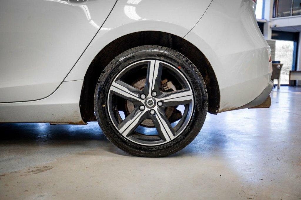 Volvo V40 2L R-design AU66RXX White #6