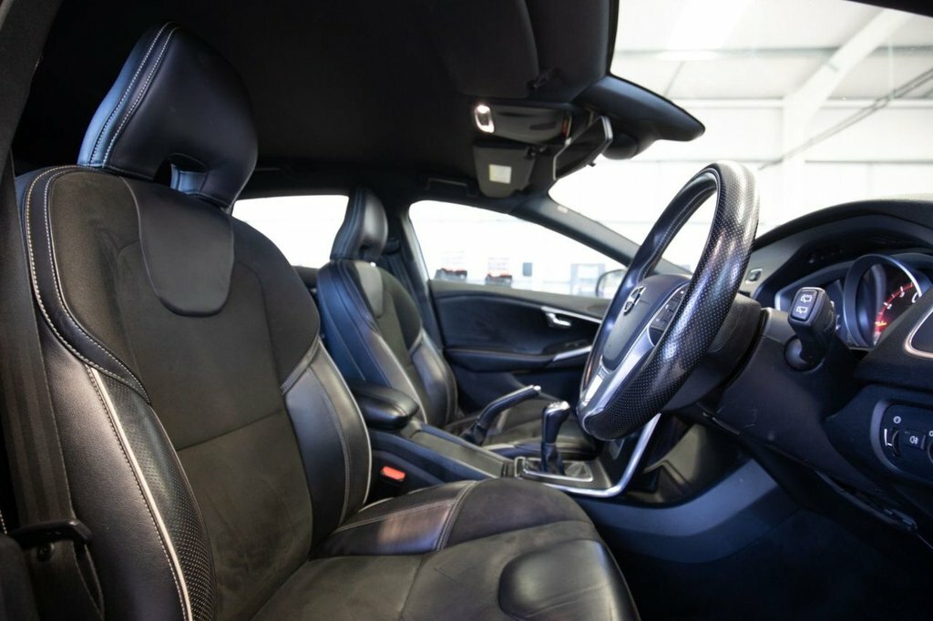 Volvo V40 2L R-design AU66RXX White #3