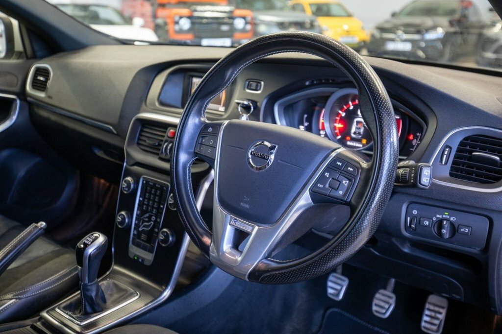 Volvo V40 2L R-design AU66RXX White #2