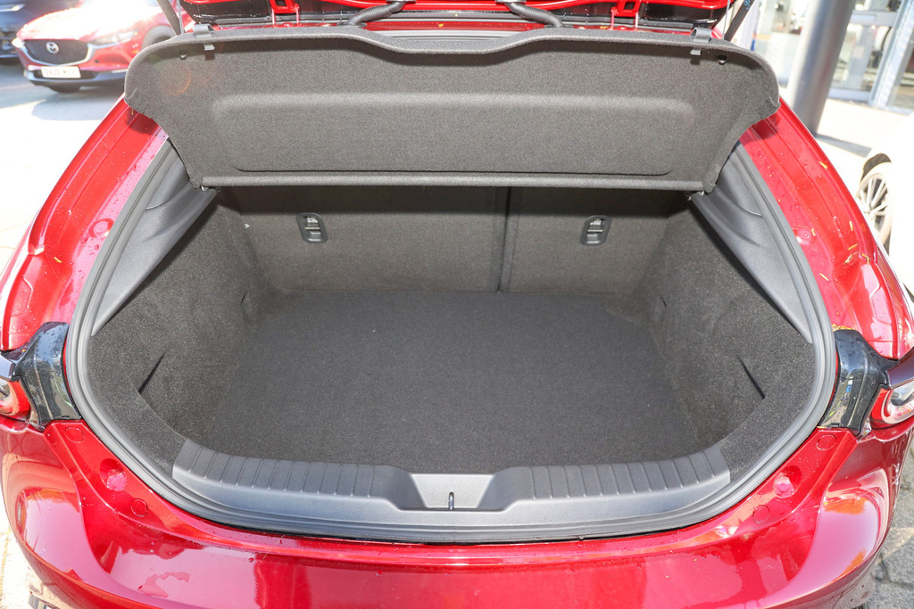 Mazda 3 2.5 E-skyactiv G Mhev 140 Homura Red #4