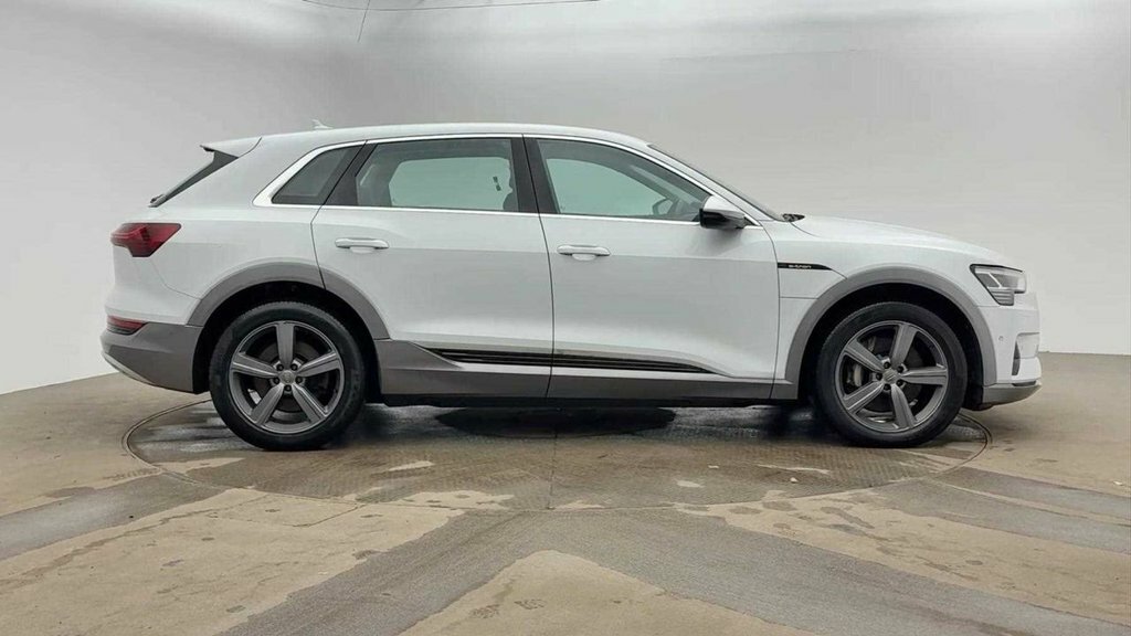 Audi E-tron Suv NJ70FUW White #4