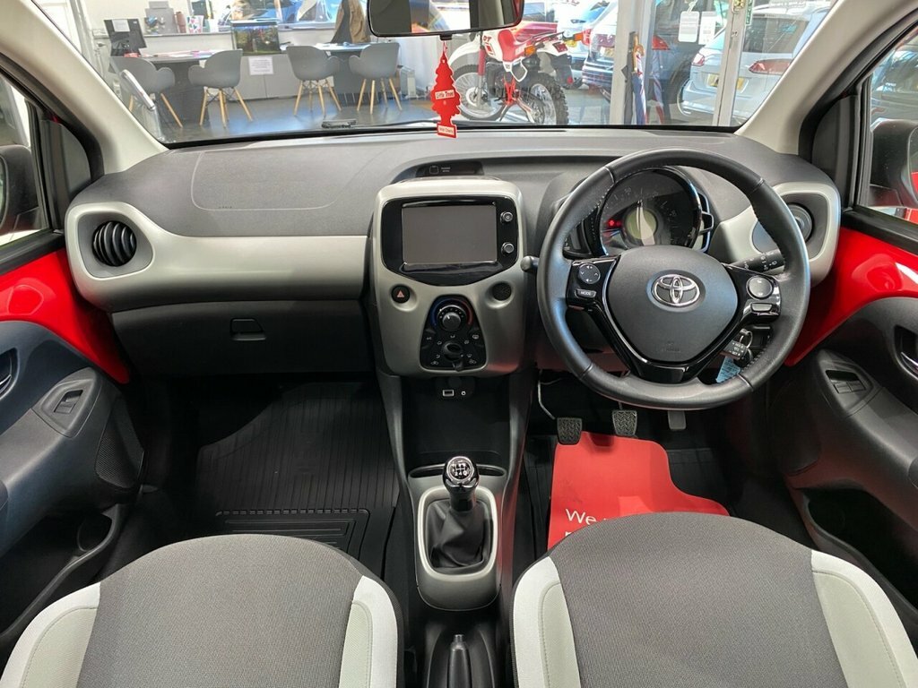 Toyota Aygo 1L X-play Red #2