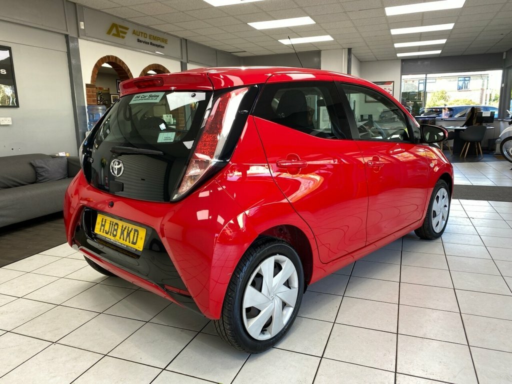 Toyota Aygo 1L X-play Red #5