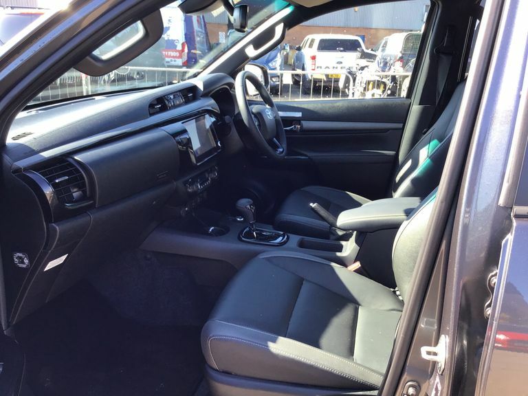 Toyota HILUX Invincible X Dcab Pick Up 2.8 D 48V Grey #6