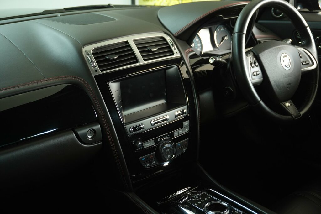 Jaguar XKR-S V8  #24