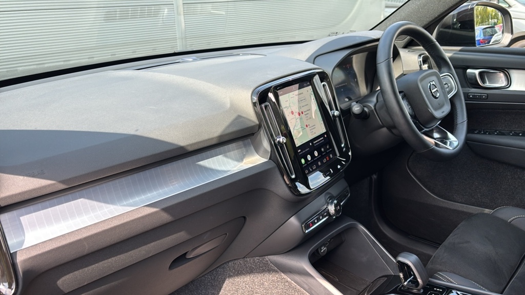 Volvo XC40 2.0 B4p Plus Dark 197 Ps WF75CHZ Black #2
