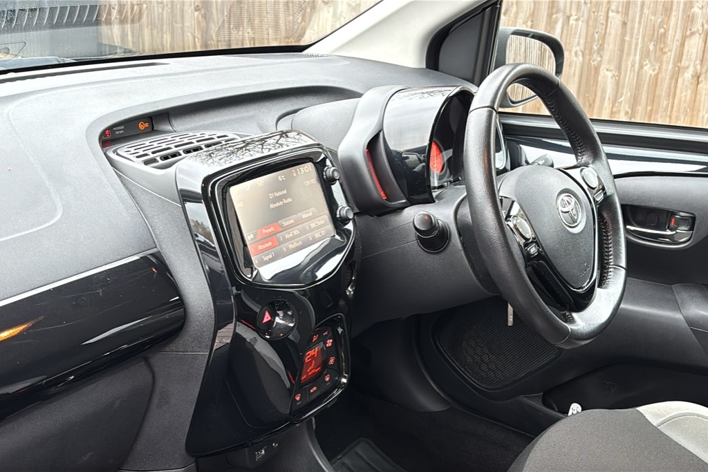 Toyota Aygo 1.0 Vvt-i X-press 68 Ps DU17CAV Black #2