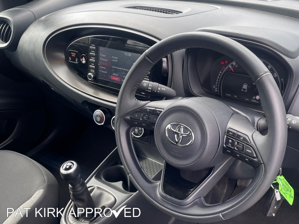 Toyota Aygo X 1.0 Vvt-i Pure URZ4845 Black #4