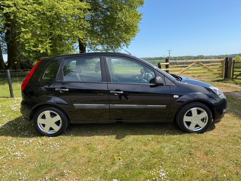 Ford Fiesta Zetec Climate 16V Black #4