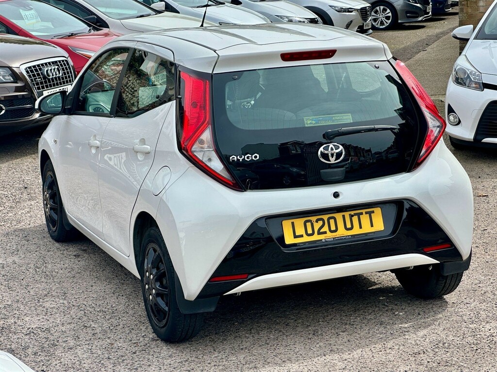 Toyota Aygo Hatchback LO20UTT White #4