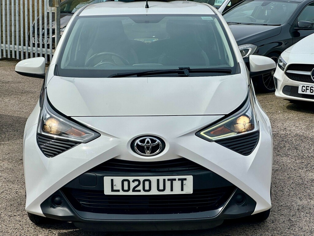 Toyota Aygo Hatchback LO20UTT White #2