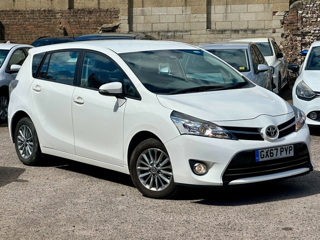 Toyota Verso Mpv White