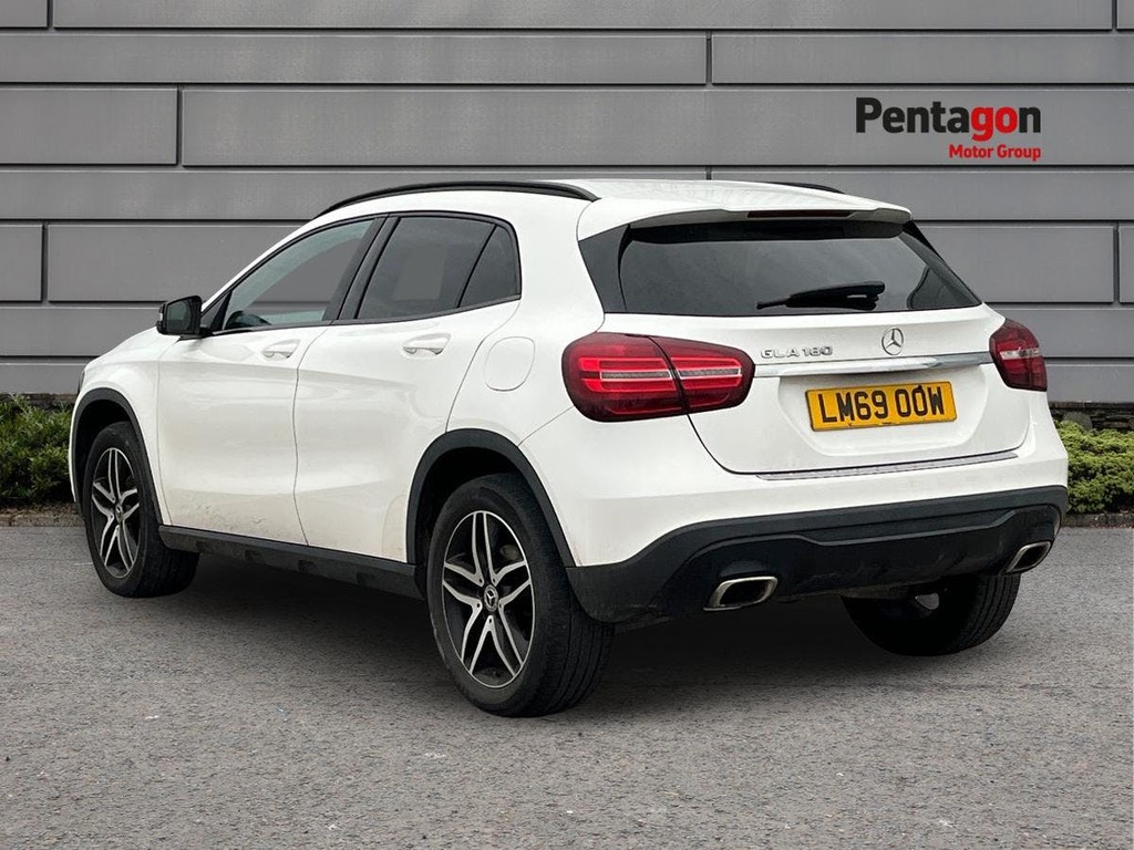 Mercedes-Benz GLA Class 1.6 Gla180 Gpf Urban Edition Suv 7G Dct LM69OOW White #2