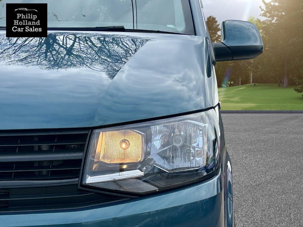 Volkswagen Transporter Combi VN18YTV Green #3