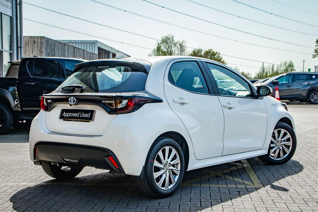 Toyota Yaris 1.5 Vvt-h Icon E-cvt Euro 6 Ss White #2
