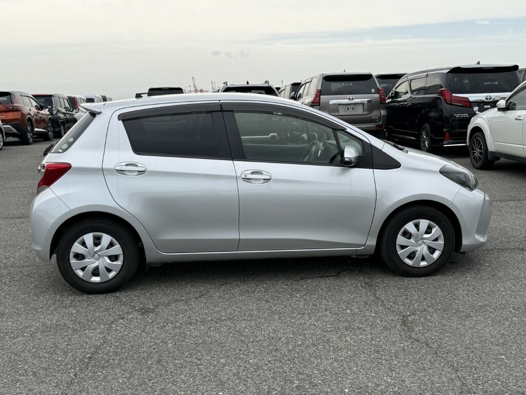 Toyota Vitz 1.3 F Vitz-low Mileage- Reverse Camera-  #4
