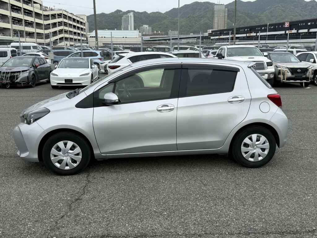 Toyota Vitz 1.3 F Vitz-low Mileage- Reverse Camera-  #5