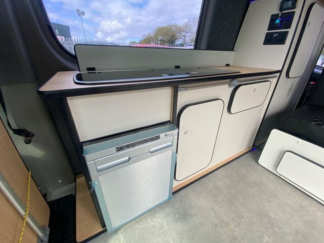 Mercedes-Benz Sprinter Automaticrr Bedfridgesinkhob LN11XEG Silver #3
