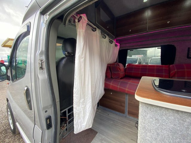 Vauxhall Vivaro Mpv White #46